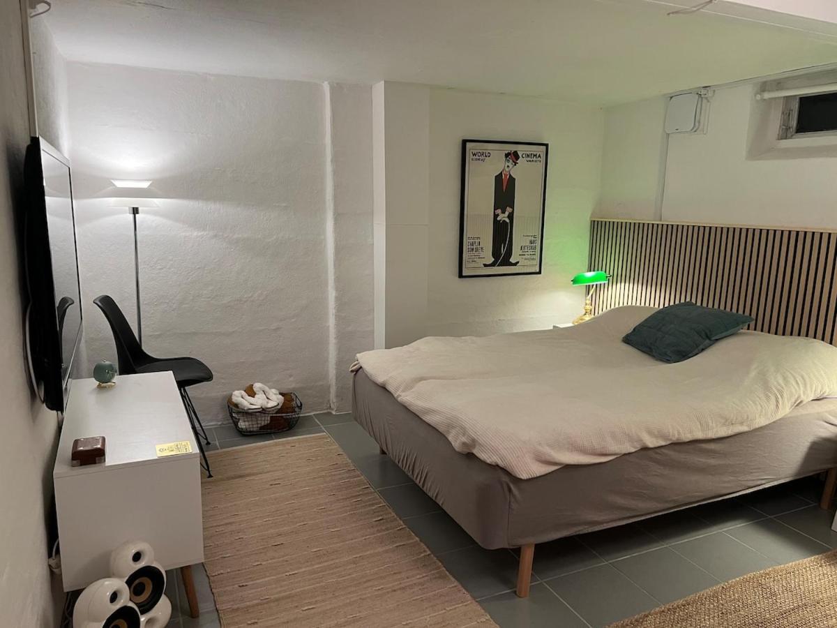 Large Basement In The Middle Of Lejlighed *